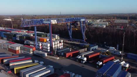 Schiffscontainer-Kranlift-Entladen-Schwere-Fracht-Export-Kisten-Container-In-Werft-Luftbild-Steigender-Push-in-Shot