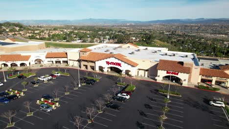 Antenne-über-TJ-Maxx-Kaufhaus-Gebäudefront-Und-Parkplatz-In-Amerika