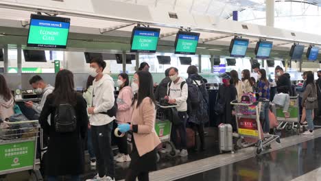 Passagiere-Werden-Am-Check-in-Schalter-Der-Fluggesellschaft-Am-Internationalen-Flughafen-Chek-Lap-Kok-In-Hongkong,-China,-Gesehen
