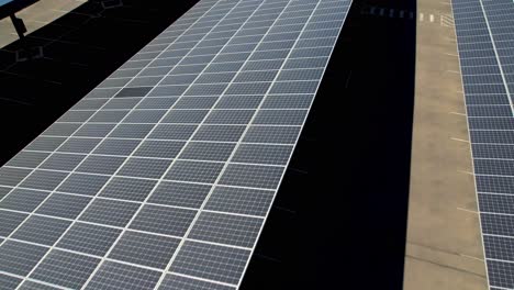 Paneles-Solares-En-Instalaciones-Médicas-En-Marana,-Arizona,-Tiro-Aéreo-Apretado