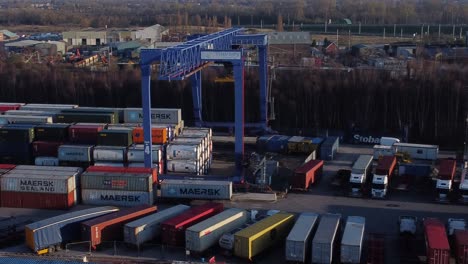Schiffscontainer-Kranlift-Entlädt-Schwere-Fracht-Export-Kistencontainer-In-Der-Werftantenne-Langsam-Linker-Schwenk