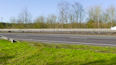 Eine-Stationäre-Aufnahme-Von-Sich-Schnell-Bewegenden-Fahrzeugen,-Lieferwagen-Und-Lastwagen-Entlang-Der-Autobahn