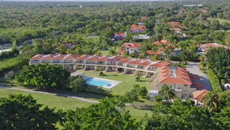 Luftaufnahme,-Die-Luxuriöses-Metro-Country-Club-Resort-Mit-Pool--Und-Gartenbereich-Während-Des-Sommertages-Zeigt---Juan-Dolio,-Dominikanische-Republik