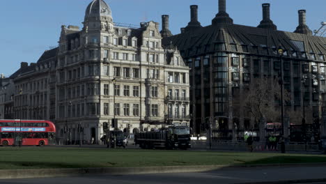 Vista-Del-Tráfico-Que-Viene-De-La-Calle-Del-Puente-A-La-Plaza-Del-Parlamento-En-Westminster-Por-La-Mañana