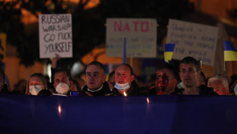 Personas-Abarrotadas-Con-Máscaras-Reunidas-Durante-La-Vigilia-De-Oración-Por-La-Paz-En-Ucrania,-Celebrada-En-Leiria,-Praca-Rodrigues-Lobo,-Portugal