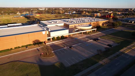 Imágenes-Aéreas-De-La-Escuela-Secundaria-Briarhill-En-Highland-Village-Texas