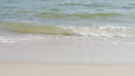 Wellen,-Die-An-Einem-Sonnigen-Tag-In-Zeitlupe-4k-Am-Tropischen-Weißen-Sandstrand-Rollen