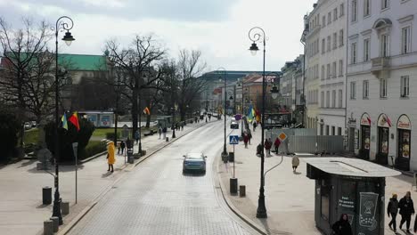 Luftdrohnenansicht,-Die-Einem-Auto-Auf-Dem-Königsweg-Folgt,-Frühling-In-Warschau,-Polen