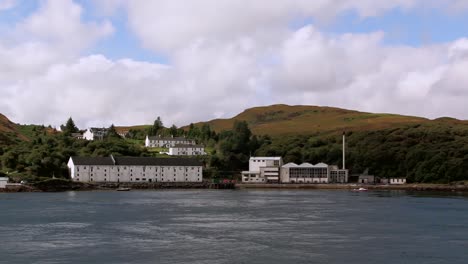 Destilería-Caol-Ila-Visto-Desde-El-Ferry-En-La-Isla-De-Islay-Escocia-Reino-Unido