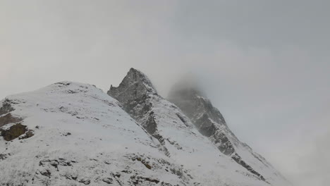 Picos-Gemelos-Cubiertos-De-Nieve-De-La-Montaña-Otertinden-En-Noruega-Signaldalen-En-Invierno---Toma-Aérea