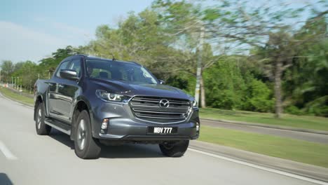 Malasia,-10-De-Abril-De-2022:-Camioneta-Mazda-Bt-50-Conduciendo-Rápido-Por-La-Carretera-De-Peaje