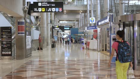 Punto-De-Vista-Dentro-De-La-Terminal-De-Salida-Del-Aeropuerto-Aeropuerto-De-Suvannabhumi-Con-Muchos-Pasajeros-Durante-El-Brote-De-Covid