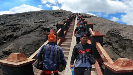 Touristen,-Die-Die-Treppe-Zum-Gipfel-Des-Mount-Bromo-Hinaufsteigen,-Um-Den-Krater-Zu-Sehen