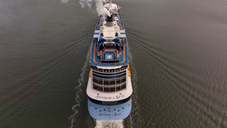 Una-Toma-Aérea-Del-Himno-Del-Mar-De-Royal-Caribbean-Navegando-En-Un-Día-Nublado