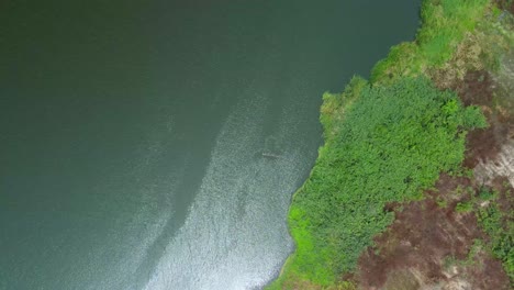 Victoria-Island-Lagos,-Nigeria---15.-März-2022:-Drohnenansicht-Eines-Fischers-Auf-Einem-Fischerboot-In-Kuramo-gewässern