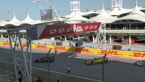 Start-Des-Rennens-&quot;8-Hours-Of-Bahrain&quot;,-Sportwagen-Fahren-Auf-Der-Strecke