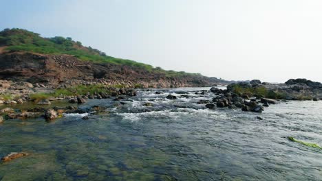 Toma-Aérea-De-ángulo-Bajo-De-La-Corriente-Del-Río-En-Narmada-Vadodara