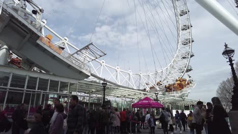 Turistas-Caminando-Por-La-Cola-Del-Ojo-De-Londres-Antes-De-Que-Abra-El-12-De-Abril-De-2022