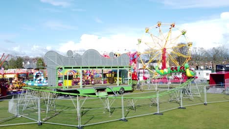 Kleine-Stadt-Rummelplatz-Osterferien-Kirmes-Fahrgeschäfte-Im-öffentlichen-Park-Aufsteigende-Luftaufnahme