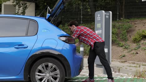 Junger-Mann-Bereitet-Elektroauto-Zum-Aufladen-An-Energa-station-Im-Freien-In-Polen-Vor