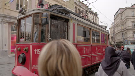 Historische-Straßenbahn-Am-Taksim-platz-In-Istanbul,-Umgeben-Von-Vielen-Menschen