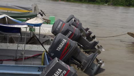 Barcos-Fluviales-Con-Motores-Yamaha-Atracados-En-La-Orilla-De-Un-Gran-Río