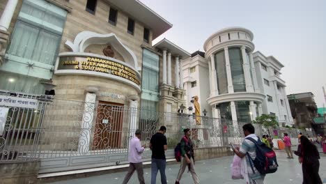 Tiro-De-ángulo-Bajo-Del-Ashram-De-Vivekananda-En-Kolkata,-Bengala-Occidental