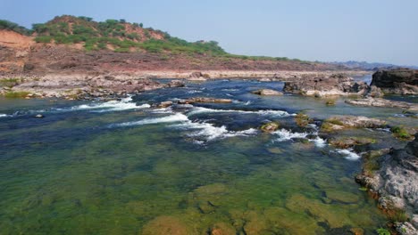 Toma-De-Drones-Del-Hermoso-Paisaje-Natural-Del-Río-Narmada,-Gujrat,-India-En-El-Sudeste-Asiático