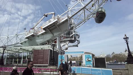 Blick-Auf-Das-London-Eye-Mit-Kapselkapseln,-Die-Sich-Langsam-Vorbeibewegen