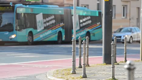 Autobús-De-Acordeón-Que-Llega-A-Una-Concurrida-Parada-De-Autobús-En-Una-Mañana-Soleada-En-Frankfurt-Am-Main