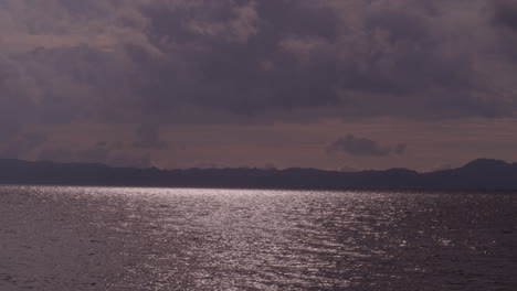 Wolken-Bewegen-Sich-Schnell-über-Einen-Wunderschönen-See-Bei-Sonnenuntergang-In-Verazruz,-Mexiko