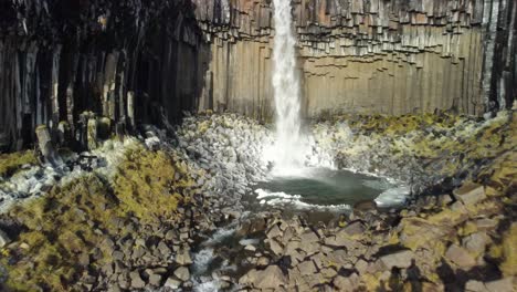 Schönheit-Des-Wasserfalls-Svartifoss-In-Island