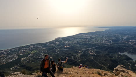 Toma-4k-De-La-Hermosa-Vista-Desde-La-Gran-Montaña-La-Concha-En-Marbella,-España