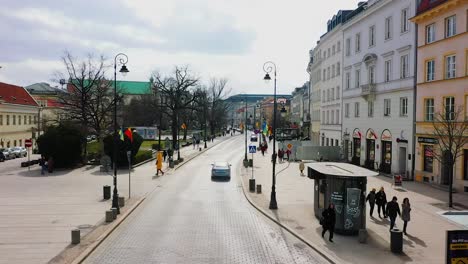 Vista-Aérea-De-La-Gente-Y-El-Tráfico-En-La-Ruta-Real,-En-Un-Soleado-Día-De-Primavera-En-Varsovia,-Polonia