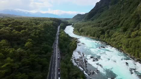 Dolly-Im-Luftbild-Der-Petrohue-Falls-Mit-Bewölkten-Bergen-Im-Hintergrund,-Südchile