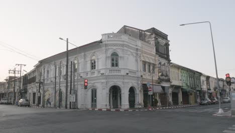 Landschaftsansicht-Des-Berühmten-Historischen-Stadthausgebäudes-Im-Chinesisch-portugiesischen-Architekturdesign-An-Der-Dibuk-Road,-Wiedereröffnungen-Des-Coronavirus