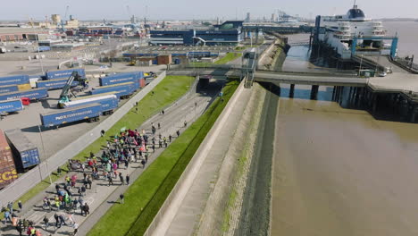 Imágenes-Aéreas-De-La-Protesta-En-Casco-De-Los-Trabajadores-De-Pando-Ferries-Y-Muestra-Los-Muelles-Y-El-Edificio-De-La-Terminal-Y-También-El-Ferry