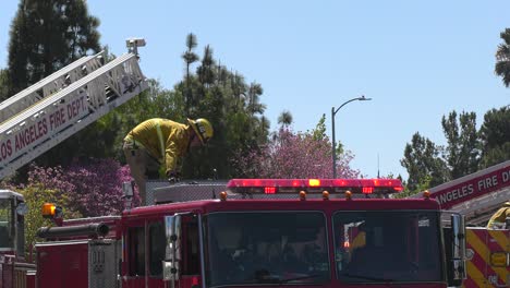 Los-Bomberos-Suben-A-La-Escalera-Del-Camión