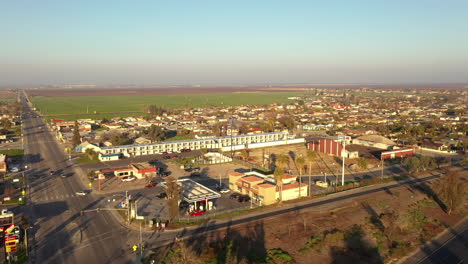Motel-6-Y-Gasolinera-Arco-En-Delano,-Un-Pequeño-Pueblo-En-El-Valle-Central-De-California,-órbita-De-Drones