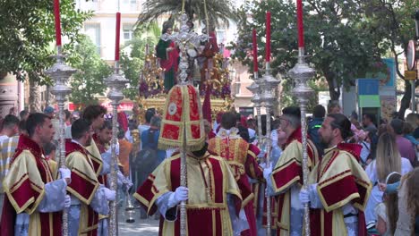 Ministranten-Marschieren-Während-Einer-Prozession,-Während-Sie-Die-Karwoche-In-Cádiz,-Spanien,-Feiern