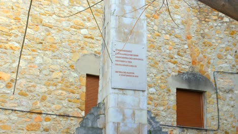 Vista-Inclinada-Hacia-Arriba-De-Un-Monumento-Histórico-En-Cervera-Del-Maestre,-España-Durante-El-Día