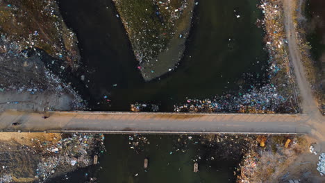 Vietnamesen-Werfen-Müll-In-Den-örtlichen-Fluss