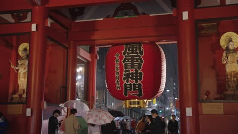 Puerta-Del-Templo-Senso-ji-Y-Linterna-Roja-Gigante,-Noche-Lluviosa-En-Asakusa