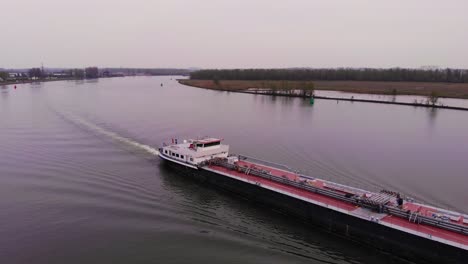 Antenne-Entlang-Der-Steuerbordseite-Des-Binnentankschiffs-Monika,-Das-An-Bewölkten-Tagen-Auf-Der-Oude-Maas-Navigiert