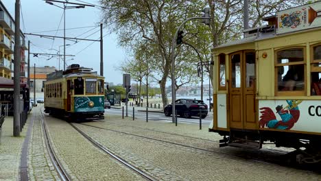 Toma-Panorámica-Del-Famoso-Tranvía-Electrico-En-Porto-En-Cámara-Lenta---Portugal,-Europa