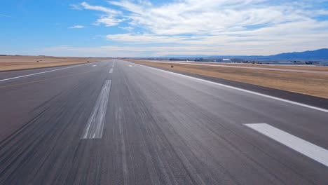 Vista-De-Avión-Despegando-Desde-La-Pista-Del-Aeropuerto-De-Colorado-Springs-Hacia-El-Sur