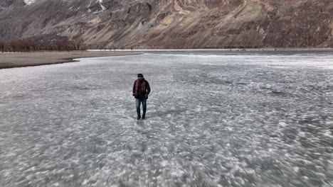 Macho-Adulto-Caminando-Por-El-Lago-Khalti-Congelado