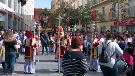 Los-Monaguillos-Marchan-Durante-Una-Procesión-Mientras-Celebran-La-Semana-Santa-En-Cádiz,-España.