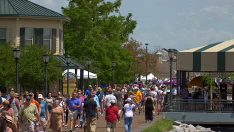 Menschenmassen-Zu-Fuß-Entlang-Des-Mississippi-French-Quarter-Fest-New-Orleans