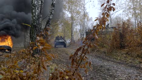 Militärische-Truppen-Bewegen-Sich-Auf-Schmalen-Pfaden-Durch-Wald,-Kriegsführungskonzept